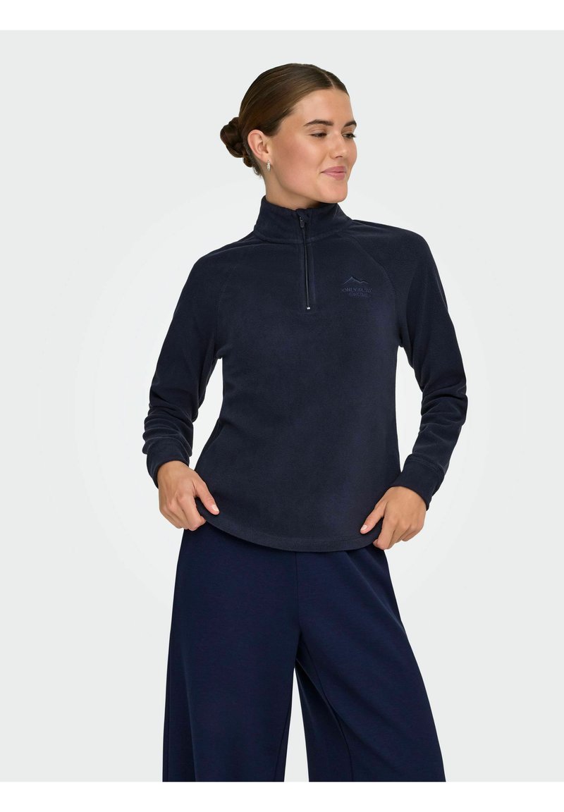 Morski flis pulover s četvrtastim patentnim zatvaračem, koji se odlikuje teksturiranom tkaninom, raglan rukavima i malim logotipom na prsima.