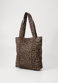 Τσαντάκι ώμου με λεοπάρ σχέδιο, διαθέτει διπλές λαβές, κατασκευασμένο από ύφασμα με μαλακή υφή, σε ορθογώνιο σχήμα και σε σκούρο καφέ και μαύρο χρωματισμό.