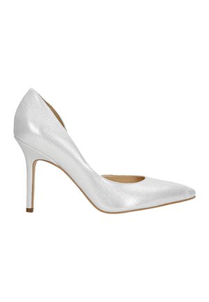 Scarpa a pompa bianca con tacco alto, finitura testurizzata, punta affilata e silhouette elegante. Presenta un tacco a stiletto e una parte posteriore leggermente curva.