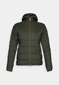 Polstret grønn jakke med hette, glidelås foran og en slim fit design. Har horisontal søm og et lite logoemblem på ermet.