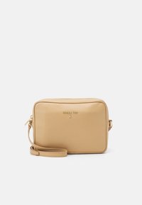 Borsa a tracolla in pelle color cuoio con finitura testurizzata, dotata di chiusura con zip, tracolla regolabile e dettagli con logo dorato sul fronte.