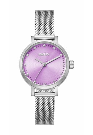 Montre ronde DKNY avec un cadran violet, des index argentés et un bracelet en acier inoxydable en maille. Design minimaliste avec des accents étincelants.