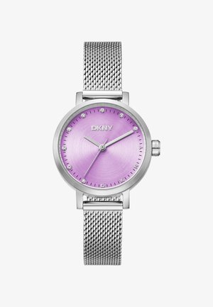 Ronde DKNY-horloge met een paarse wijzerplaat, zilverkleurige uurmarkeringen en een roestvrijstalen mesh-band. Beschikt over een minimalistisch ontwerp met sprankelende accenten.