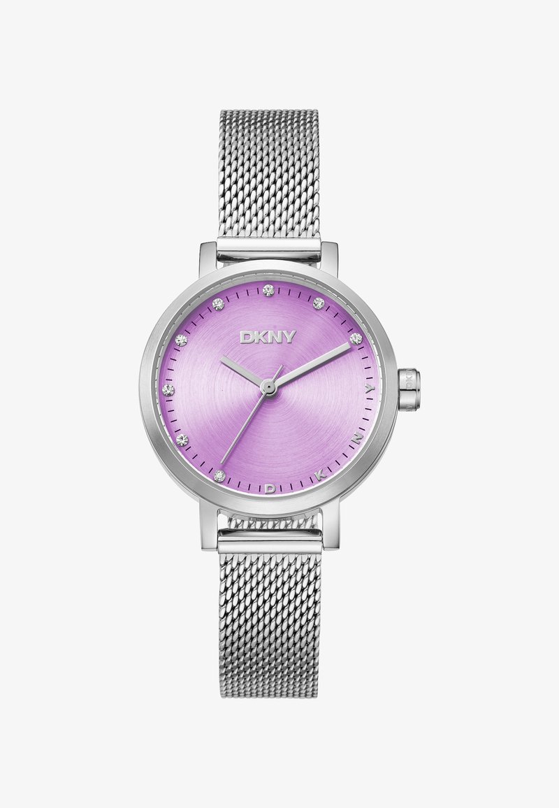 Montre ronde DKNY avec un cadran violet, des index argentés et un bracelet en acier inoxydable en maille. Design minimaliste avec des accents étincelants.