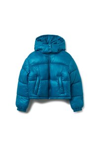 Giacca puffer cropped color teal con cappuccio, dotata di zip frontale, due tasche verticali e polsini a coste. Texture liscia e lucida.