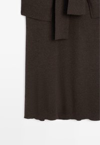 Dunkelbraunes Strickkleid mit geripptem Kragen und Bündchen, Taillenband und gezacktem Saum. Weiche Textur mit figurbetontem Schnitt.