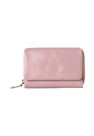 Portafoglio in pelle rosa con texture liscia, chiusura con zip e pattina. Presenta un branding minimale sulla parte anteriore. Design compatto.