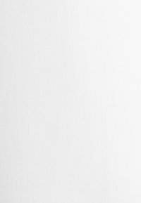 Weißer strukturierter Stoff mit dezentem Webmuster, in Nahaufnahme gezeigt und füllt den gesamten Rahmen aus.