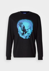 Tricou negru cu maneci lungi, având un grafic al unui vultur în zbor de culoare albastră, cu texturi subtile și numele brandului "Hugo" integrat.