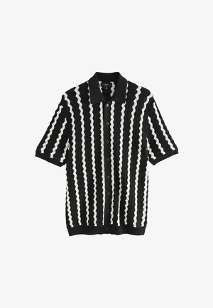 Schwarz-weiße Kurzarmbluse mit einem strukturierten Muster, das horizontale Streifen und einen schwarzen Kragen aufweist. Mit Knopfverschluss vorne und schwarzen Knöpfen.