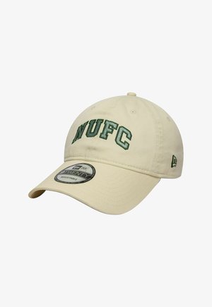Beige verstellbare Baseballkappe mit grün gesticktem "NUFC" auf der Vorderseite und schwarzem und weißem Größenaufkleber auf dem gebogenen Schirm.