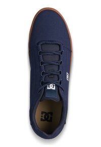 Granatowy płócienny but o zaokrąglonym nosku, zawiązywany na sznurowadła, z fakturowaną cholewką i brązową gumową podeszwą. Na boku i języku znajduje się logo.