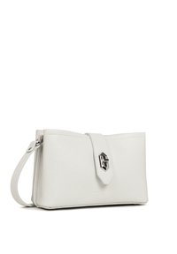 Sac à main en cuir blanc avec une finition texturée, doté d'un rabat supérieur et de quincaillerie en métal. Comprend une sangle de poignet amovible.