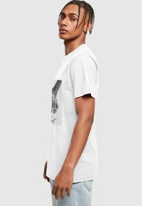 Mister Tee TRUST - Camiseta estampada - weiß