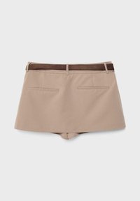 Beżowa mini spódnica z ciemnobrązowym paskiem i dwoma tylnymi kieszeniami, pokazana na płasko na jasnym tle.