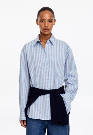 ARKET, ARKET RELAXED-FIT POPLIN SHIRT - Chemisier - light blue burgundy
