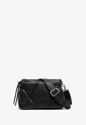 Sort læder crossover taske med quiltet design, sølv lynlås og justerbar rem. Udstyret med sideluffer og metal hardware detaljer.