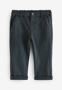 Dunkelgraue Hose aus einem glatten Stoff, mit Knopfverschluss, Gürtelschlaufen und zwei Fronttaschen; die Säume sind hochgekrempelt.