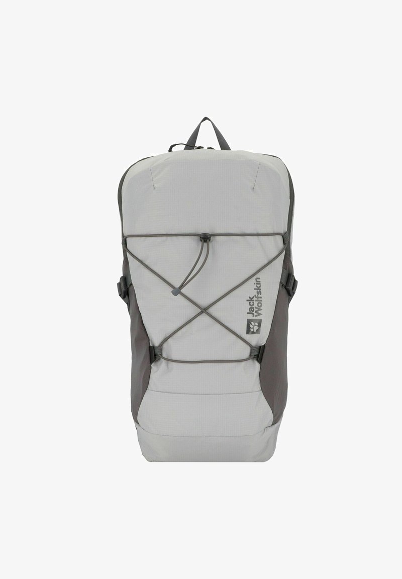 Lichtgrijze rugzak met een gestructureerde afwerking, donkergrijze accenten, verstelbaar bungeekoord aan de voorkant en logo aan de rechteronderkant.