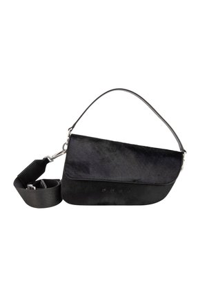 Bolso de hombro de cuero negro con solapa curva, asa corta y correa ancha desmontable, logo en relieve en la parte delantera.