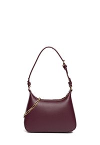 Borsa in pelle borgogna con silhouette curva, manico corto e accentuazione in catena dorata. Superficie testurizzata con finitura liscia.