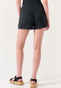 Jimmy Key STRAIGHT FIT NORMAL WAIST STRAIGHT VOILE SHORT - Szorty