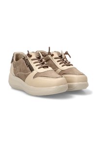 Zapatillas en beige y marrón claro, con una mezcla de cuero liso y ante, detalles de costura en contraste y un cierre lateral.
