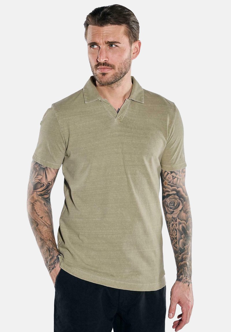Olivgrünes Polo-Shirt mit V-Ausschnitt, kurzen Ärmeln und weicher Textur. Verfügt über dezente Nähte und eine lässige Passform.