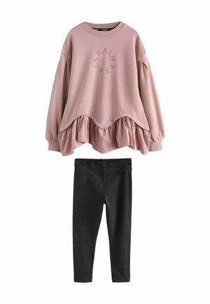 Stövdrosa långärmad sweatshirt med volangkant och cirkulär text, kombinerad med enkla svarta leggings.