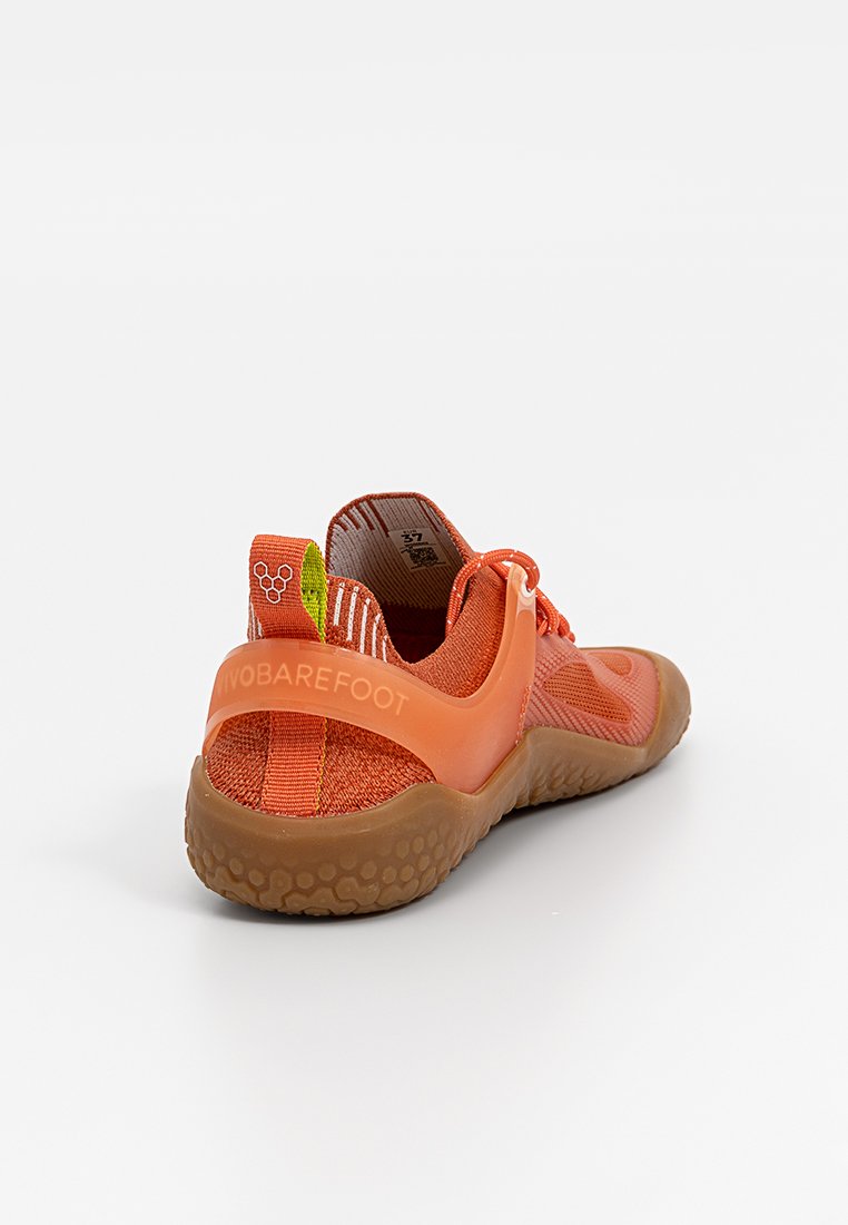Zapatillas ligeras de color naranja con parte superior de malla transpirable, suela de goma texturizada y un diseño flexible. Incluye un logotipo y acentos coloridos.