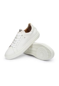 Sneakers bianchi in pelle con texture liscia, punta rotonda, lacci frontali e interno contrastante color nocciola. Presentano logo impresso e suola testurizzata.