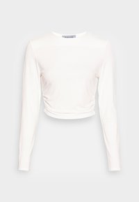 Camisola crop branca de mangas longas com decote redondo, apresentando detalhes franzidos ao longo da parte inferior e uma textura de tecido suave e leve.