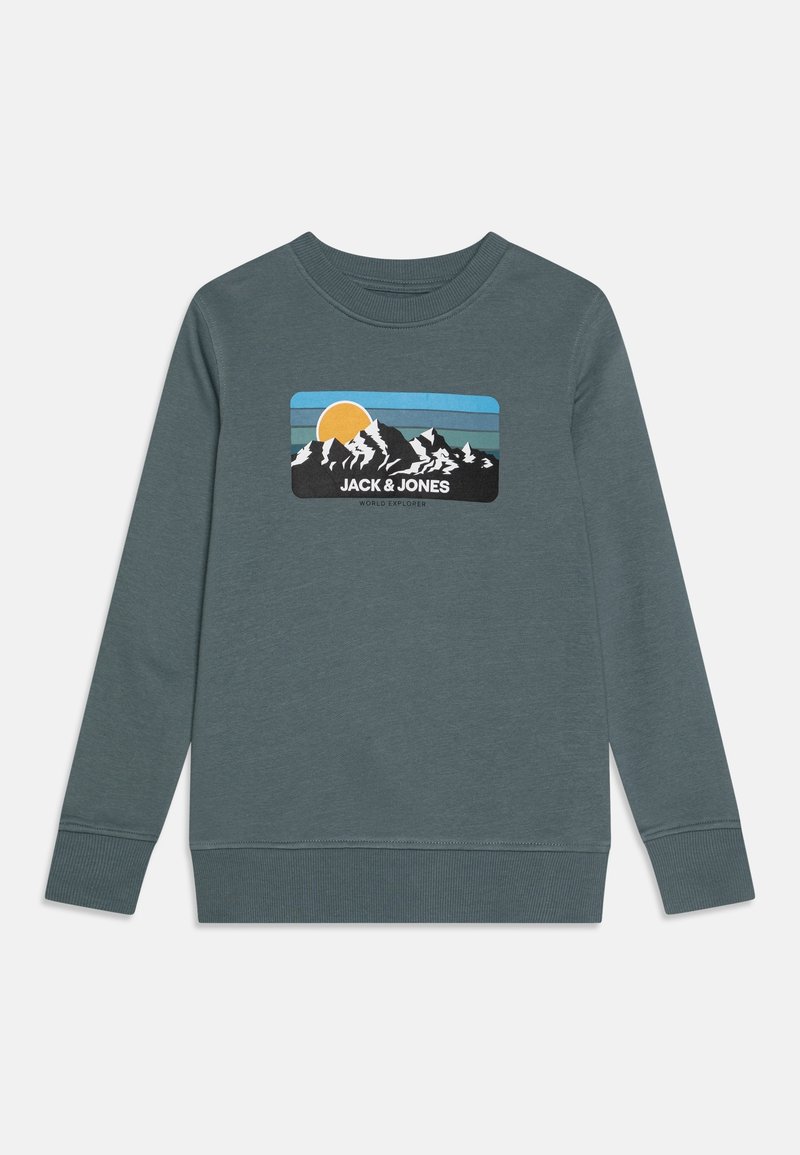 Sweat-shirt vert foncé à manches longues avec un graphisme de montagne, un soleil, des rayures bleu ciel et le texte "JACK & JONES WORLD EXPLORER" sur la poitrine.