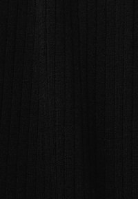 Texture de tissu tricoté côtelé noir avec des lignes verticales formant un motif cohérent sur toute la surface.