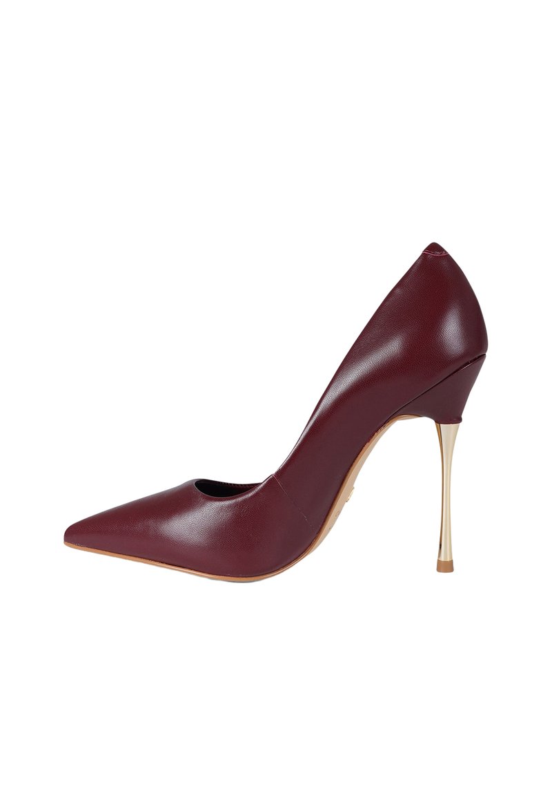 Décolleté in pelle bordeaux a punta con un design elegante, dotato di un alto tacco a stiletto dorato e un'apertura laterale.