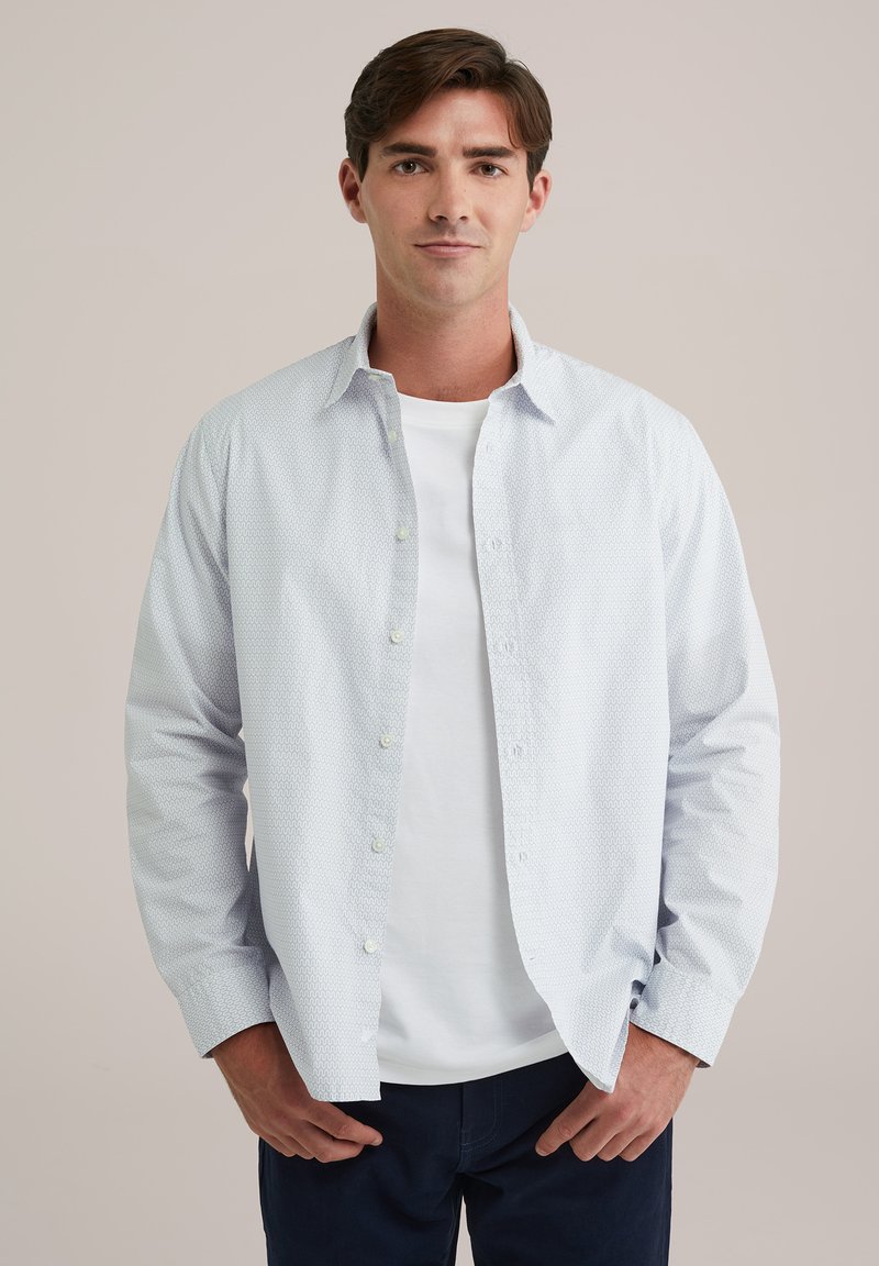 Lichtblauwe shirt met patroon, gemaakt van stof, met een button-down kraag, lange mouwen en een rechte pasvorm, over een wit T-shirt.