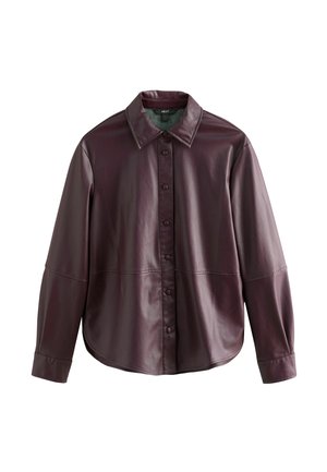 Chemise en cuir synthétique bordeaux, devant à boutons, col classique, manches longues avec poignets, texture lisse, ourlet courbé, détails de couture.