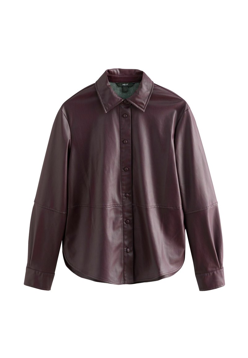 Camisa de piel sintética en color burdeos, con cierre de botones en la parte delantera, cuello clásico, mangas largas con puños, textura suave, dobladillo curvado y detalles de costura.