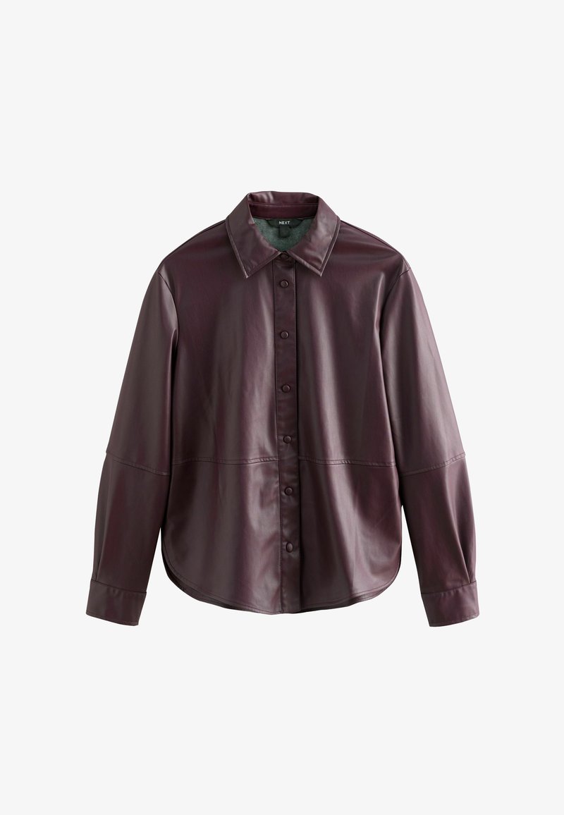 Burgunderfarbenes Kunstlederhemd, knöpfbare Vorderseite, klassischer Kragen, lange Ärmel mit Bündchen, glatte Textur, abgerundeter Saum, Steppdetails.