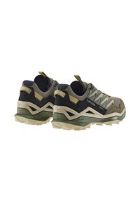 Un paio di scarpe da esterno caratterizzate da una combinazione di rete verde e grigia e suede, con una suola in gomma testurizzata e un tallone rinforzato.