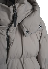 Siva puffer jakna s visokim ovratnikom, zatvaranjem na zip i kopčama na dugmad. Glatka tekstura s vidljivim šavovima i crnim detaljima na zipu.