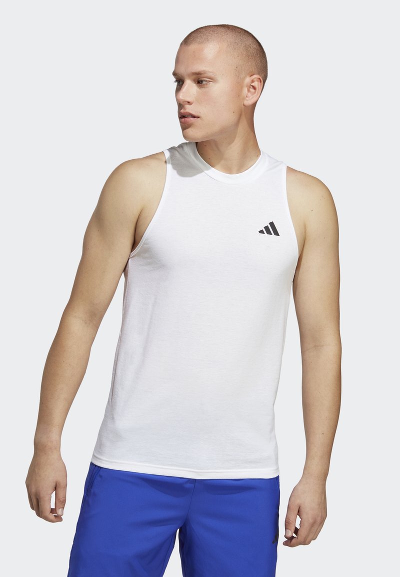 Hvid ærmeløs atletisk top lavet af letvægtsstof, med rund halsudskæring og et sort Adidas-logo på brystet.