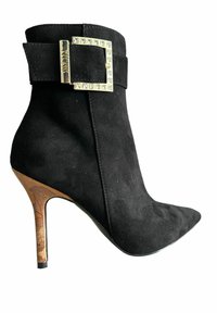 Stivale alla caviglia in suede nero con punta affusolata, alto tacco a stiletto e una fibbia decorativa dorata con gemme trasparenti sul polsino.