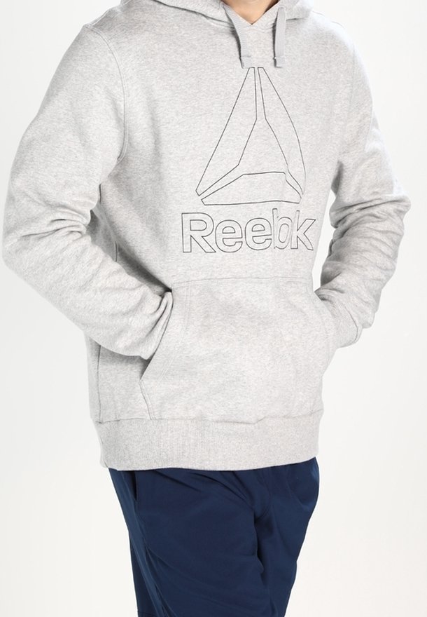 Šedá mikina s kapucí vyrobená z měkké bavlněné směsi, s předními klokaními kapsami a potiskem loga Reebok. Součástí je nastavovací šňůrka na kapuci.