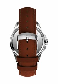 Brauner Lederuhrensch strap mit silberner Schnalle, graviert mit "TIMEX", befestigt an einem silbernen Edelstahl-Uhrengehäuse.