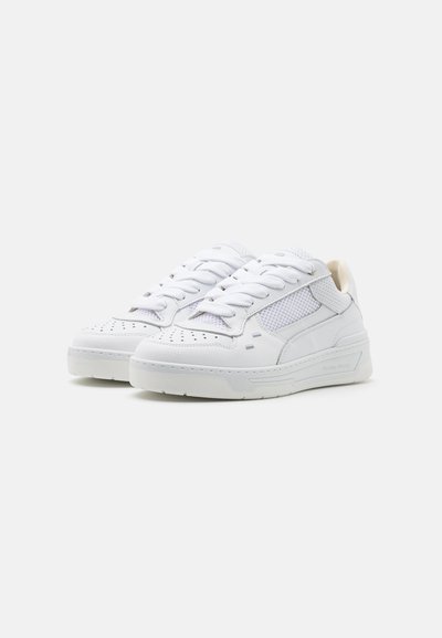 Weiße Sneaker mit einem Obermaterial aus strukturiertem Leder, Mesh-Applikationen und einer chunky Gummisohle. Verfügt über Perforationen an der Zehenpartie und eine gepolsterte Zunge.