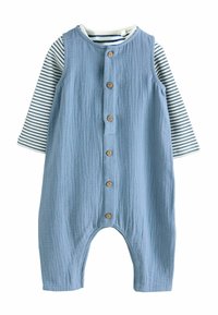 Blauer ärmelloser Spielanzug mit Holzknöpfen über einem weißen Langarmshirt mit marineblauen Querstreifen, entworfen für ein Baby oder Kleinkind.
