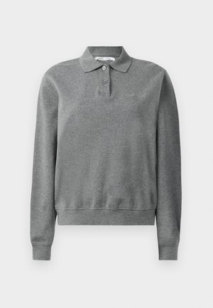 Pelēks garām piedurknēm polo krekls, izgatavots no mīksta materiāla, ar klasisku apkakli, pogu aizdari un ribotām piedurknēm, ar brīvu piegriezumu.