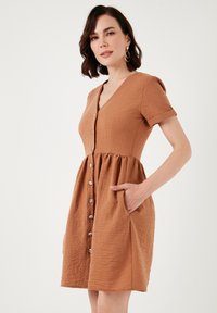 LELA REGULAR FIT - Abito a camicia - brown