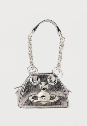 Petit sac à main en similicuir effet peau de serpent argentée avec une grande anse chaîne argentée et un emblème métallique en forme de planète sur le devant.
